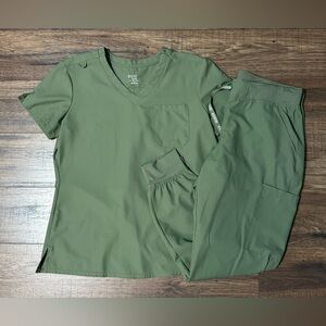 Med Couture Insight Women’s Scrub set - size medium